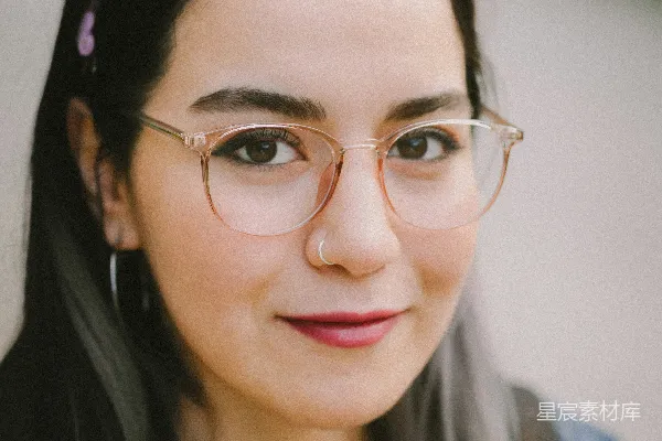 高清摄影 一个戴着眼镜穿着黑色上衣的女子
