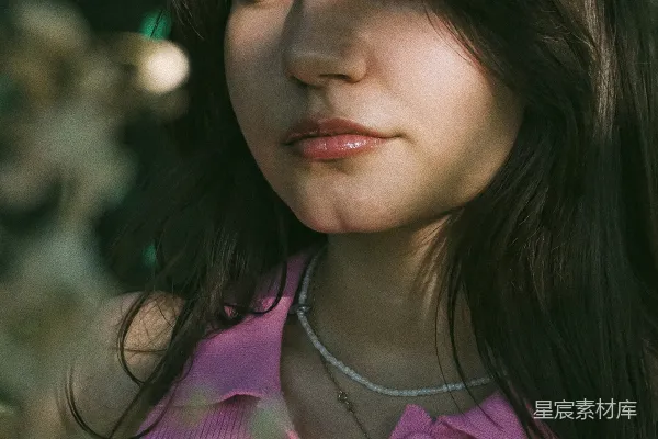 高清摄影 一个穿粉色上衣的女人正在拍照。