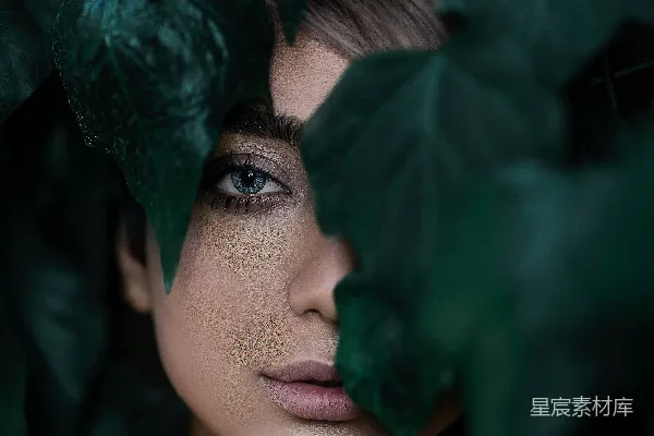 高清摄影 女人站在植物后面