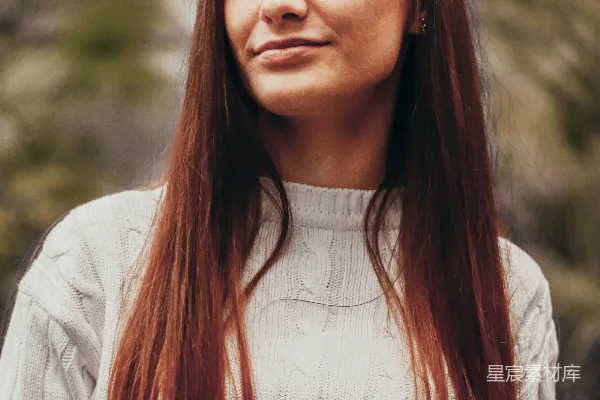 高清摄影 一头长发的女子站在森林中