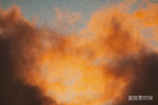 高清摄影 一架飞机在傍晚的云层中飞行。