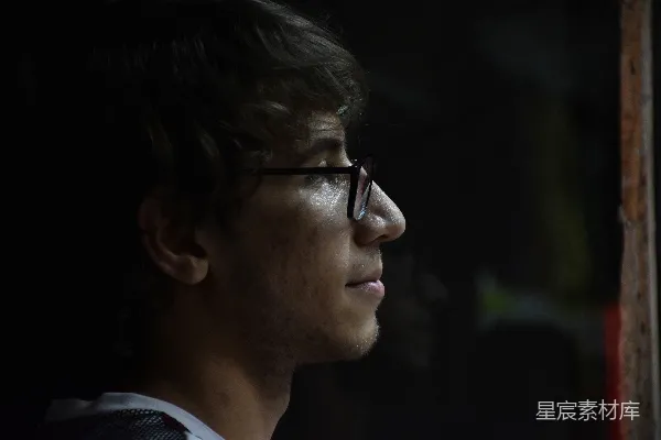 高清摄影 戴眼镜的男人望着窗外
