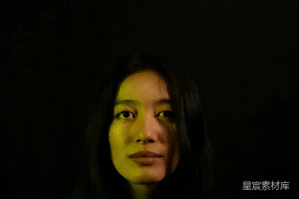 高清摄影 黑暗背景中一位女子