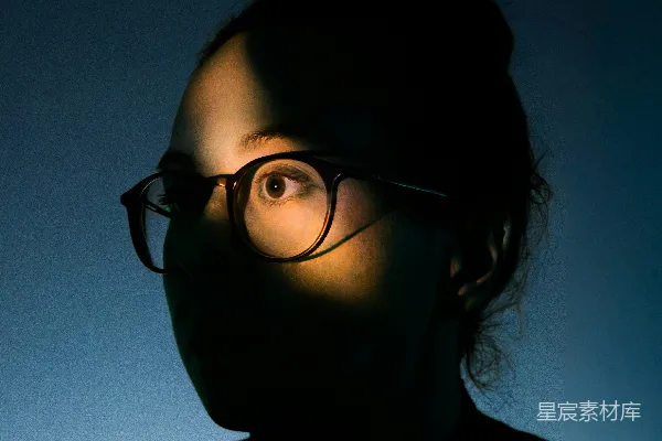 高清摄影 一个戴着眼镜穿着黑色上衣的女人