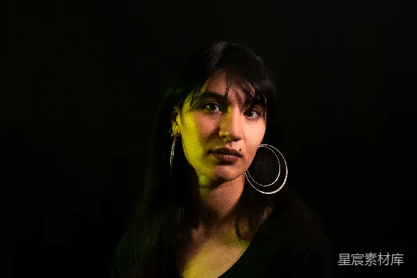 高清摄影 黑色上衣的女人正在拍照。