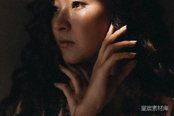 高清摄影 一个穿着粉红色裙子的女人在打电话。