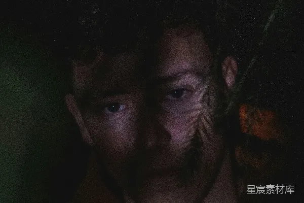 高清摄影 穿着橙色连帽卫衣的男人