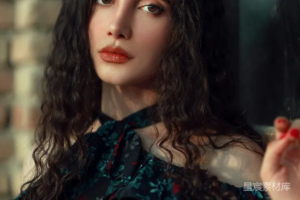 高清摄影 一个穿着 floral 衬衣的女人正在吸烟。