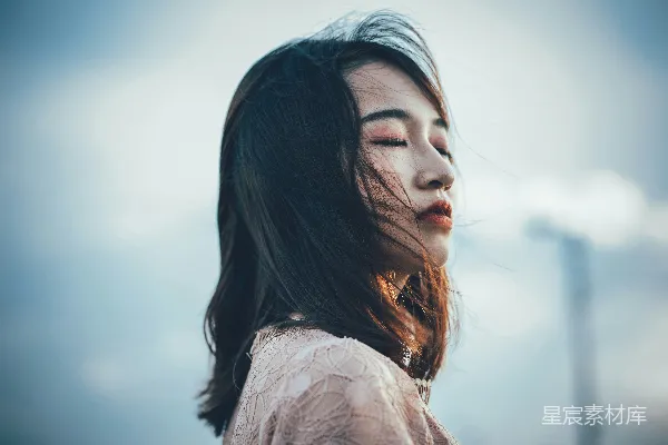 高清摄影 白衬衫配粉红花图案的女子