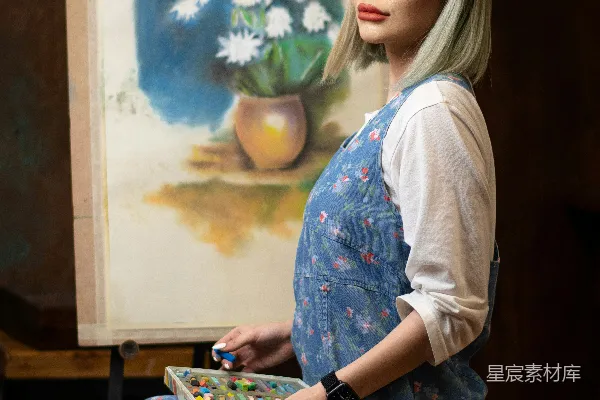 高清摄影 白上衣长袖女衣和蓝色 floral 裤子的女孩坐在椅子上