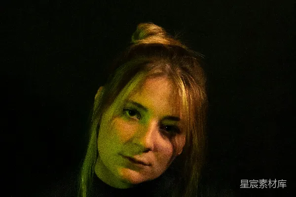 高清摄影 一个女人处于黑暗背景中的房间中