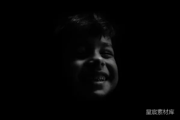 高清摄影 smiling男孩的灰度照片