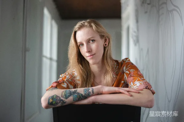 高清摄影 手臂上有纹身的女人坐在椅子上