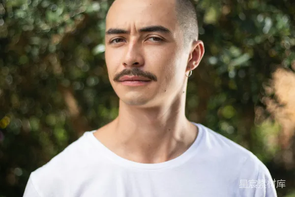 高清摄影 蓄须男人站在一棵树前