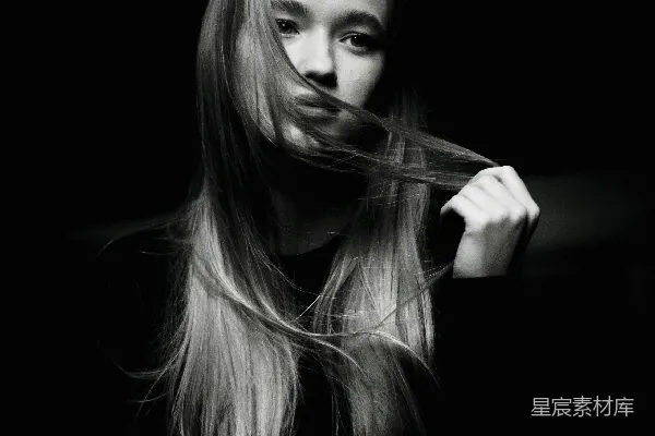高清摄影 一位妇女正在用刷子梳理长长的头发。