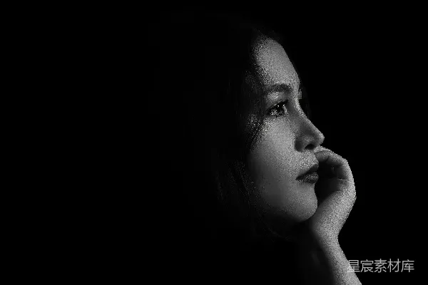 高清摄影 一位女子黑白 profile 竖视，若有所思。