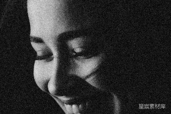 高清摄影 女人 smiling 的灰度照片