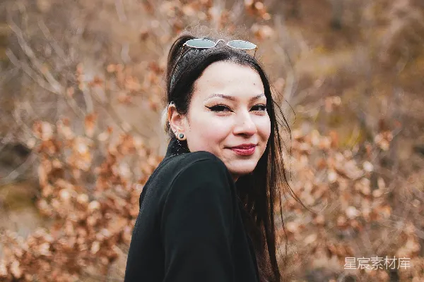 高清摄影 黑色长袖上衣的女人在白天站在棕色树木附近。