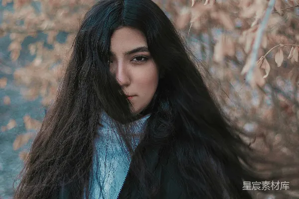 高清摄影 一个长发女子站在一棵树前
