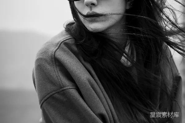 高清摄影 一个留着长发的女人戴着太阳镜和夹克衫。