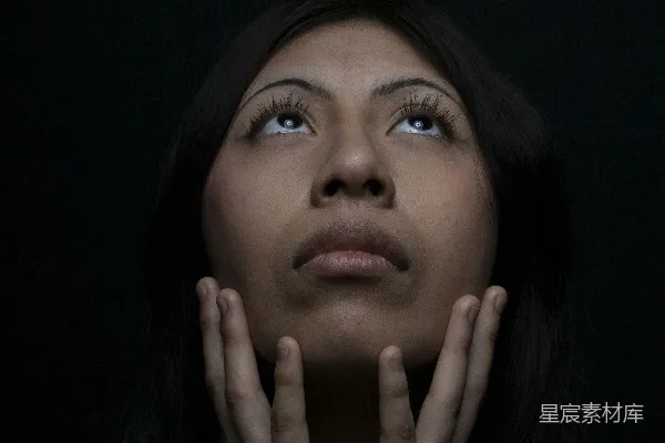 高清摄影 女人仰头看，双手接近她的脸。