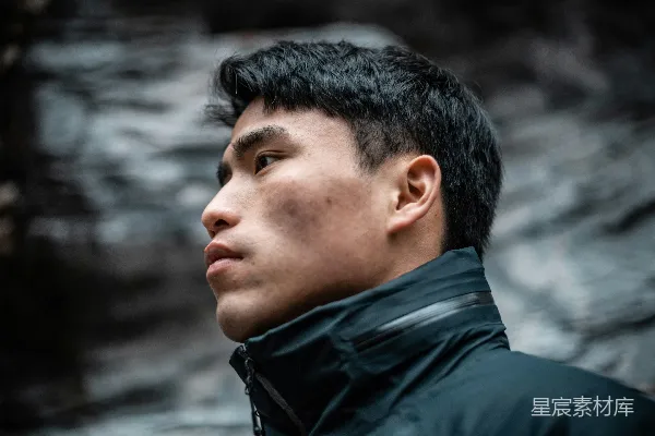 高清摄影 一个男人站在岩石 formation 前面