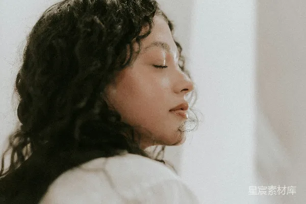 高清摄影 闭眼站在房间里的女人