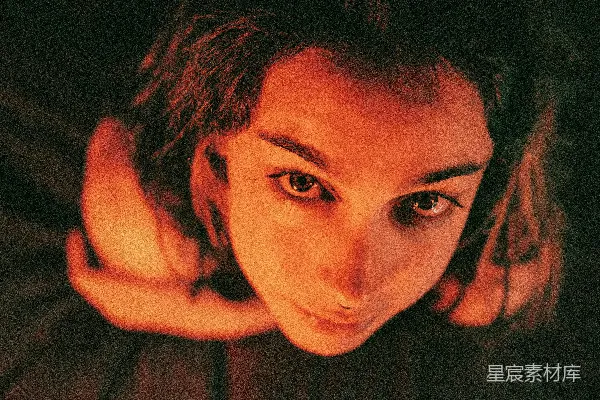 高清摄影 一个女人侧身躺着，头枕在手臂上。