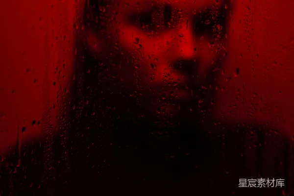 高清摄影 一位女子站在被雨水遮盖的窗前