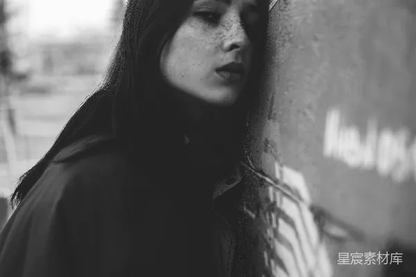 高清摄影 一个女人靠在墙上，眼睛闭上