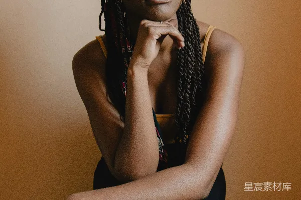 高清摄影 黑色紧身上衣和蓝色直筒牛仔裤的女子