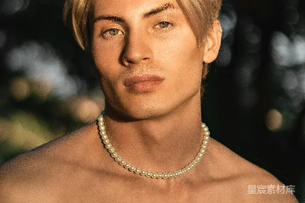 高清摄影 脖子上挂着项链的男人正拿着一束花