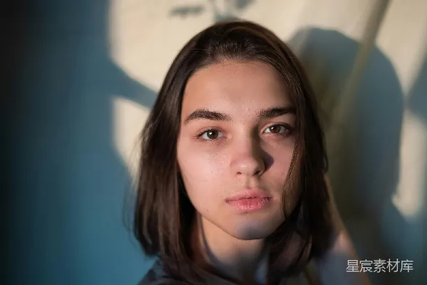 高清摄影 一个女人站在花的阴影前