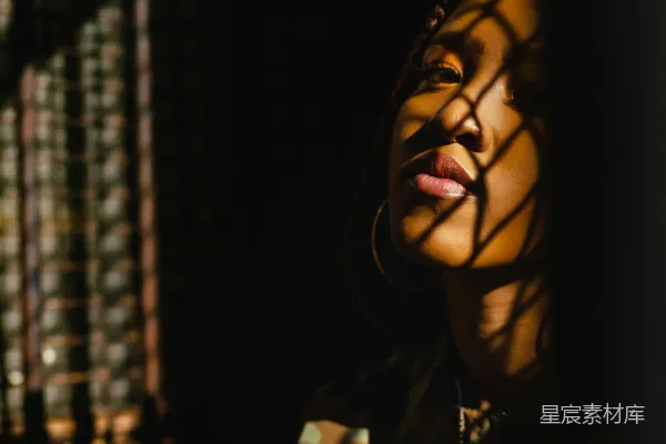 高清摄影 一位妇女站在一排酒瓶柜前