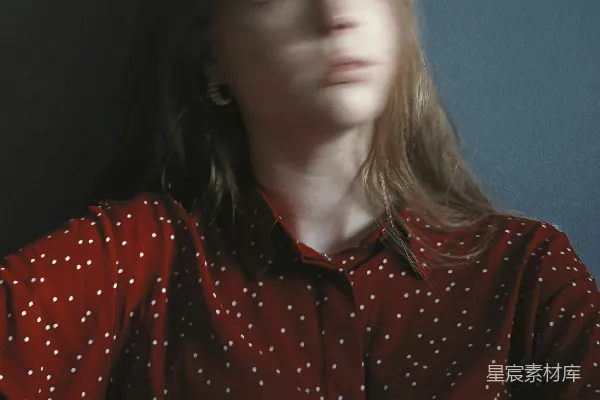 高清摄影 红色白色方格领口圆领衫的女人
