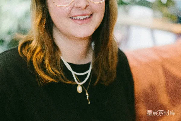 高清摄影 黑色连帽衫的黑衣女子戴着黑色框架的眼镜