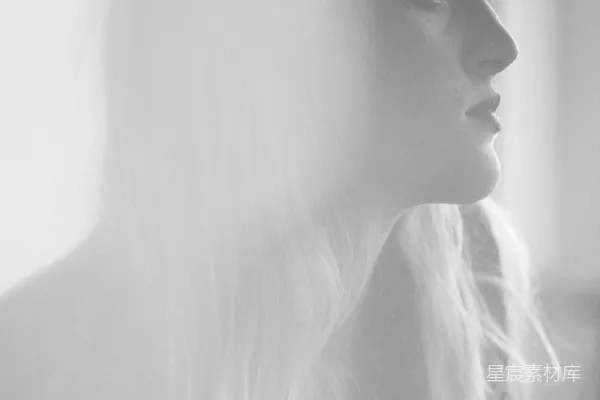 高清摄影 一个女人在一幅柔和的黑白肖像中被看到。
