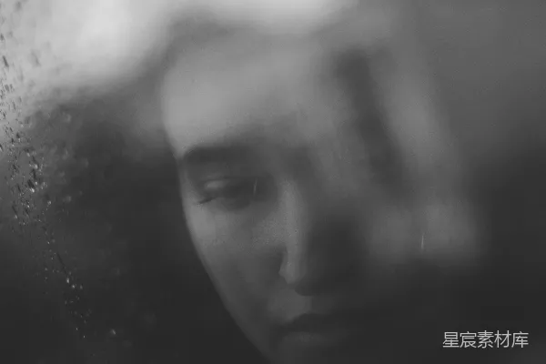 高清摄影 灰度照片中的女人在车内