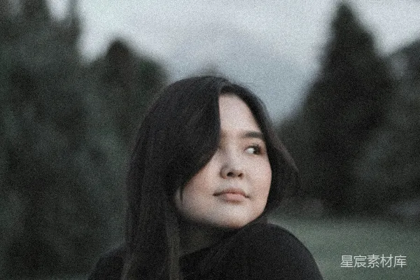 高清摄影 穿着黑色长袖衬衫的女子专注于摄影