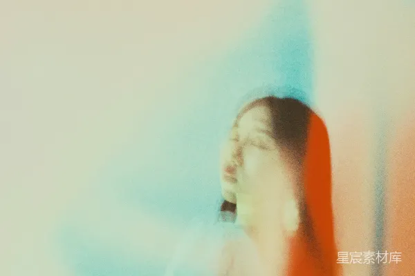 高清摄影 一位女性站在烟草店前的照片有点模糊