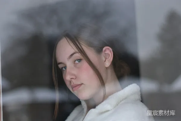 高清摄影 白毛大衣的女人