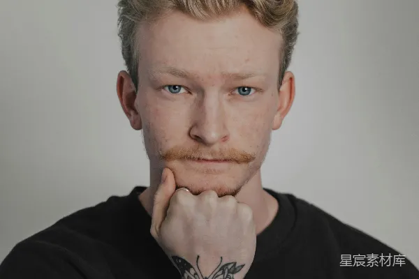 高清摄影 手臂上有纹身的男人