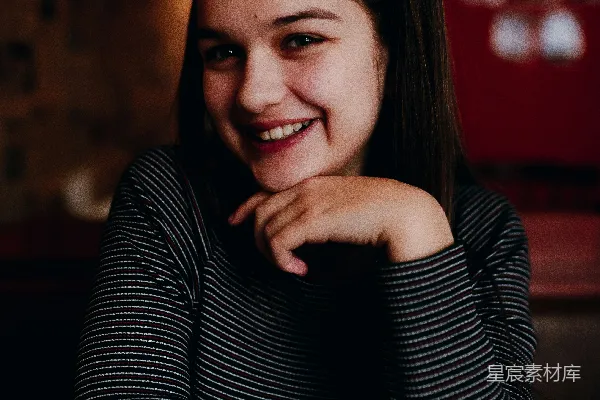 高清摄影 坐在桌子前的女人
