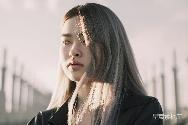 高清摄影 穿着黑色圆领衬衫的女人