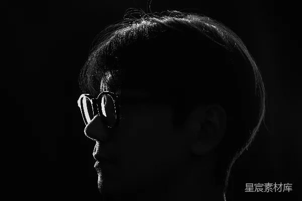 高清摄影 一个戴着眼镜和卫衣的人在黑暗中