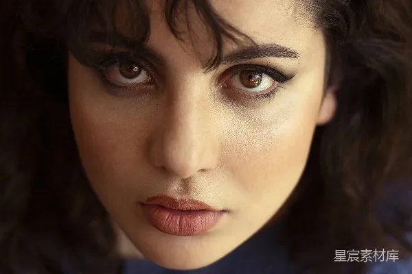 高清摄影 一位女子的特写镜头，黑发。
