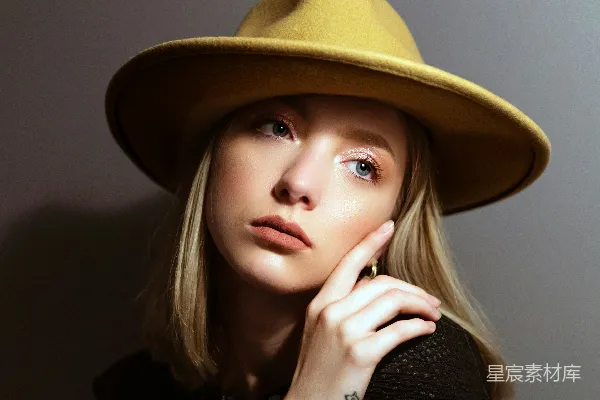 高清摄影 黑色长袖女式衬衫穿着褐色帽子的女子