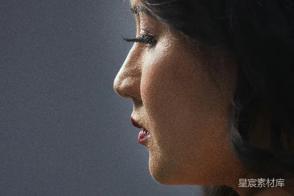 高清摄影 一个女人穿着绿色羽毛裙