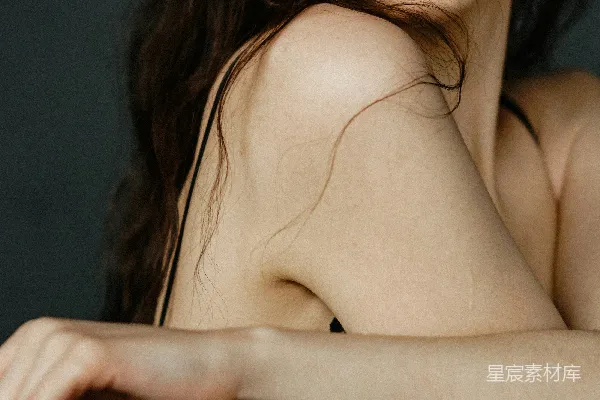 高清摄影 一个穿着黑色连衣裙的女人正在拍照。