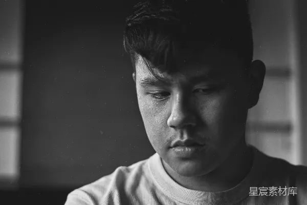 高清摄影 低头的男人
